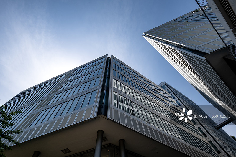 城市转角建筑的极简阳光构图图片素材