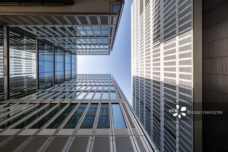 对称空间下的建筑夹缝透视效果图片素材