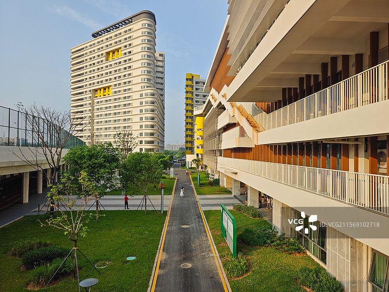 东莞长安镇华附学校校园内的建筑风光图片素材