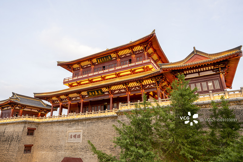 襄阳古城昭明台夜景夜晚城市建筑风光图片素材
