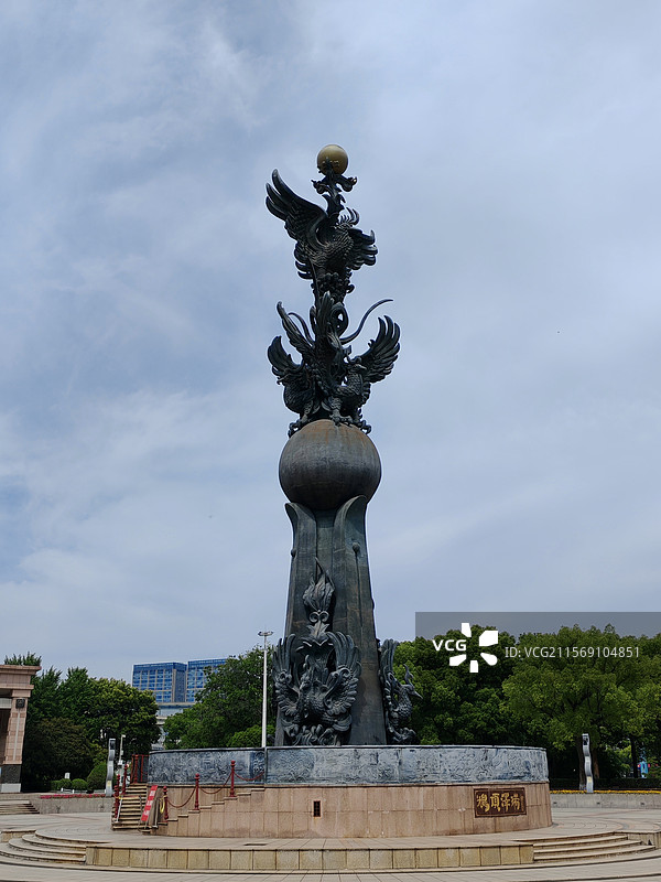 芜湖市地标建筑鸠兹广场青铜雕塑图片素材