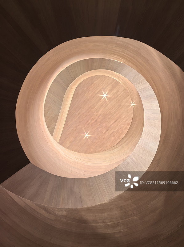 天府美术馆内的一部旋转楼梯从下往上看的特写图片素材