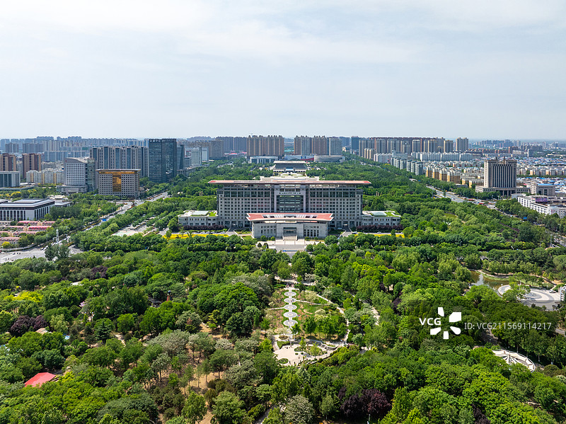 航拍安阳市政府大楼和广场图片素材