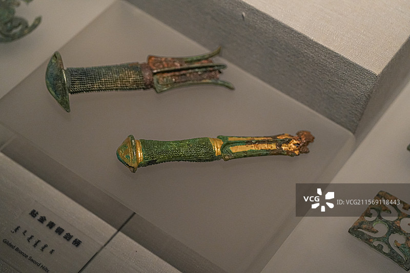 战国至秦 贴金青铜剑柄 内蒙古博物院图片素材