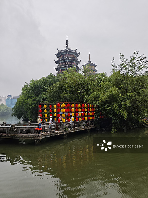 桂林市的日月双塔-日景与夜景图片素材