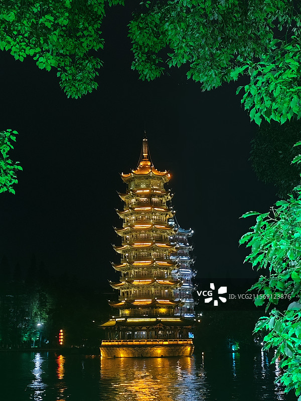 桂林市的日月双塔-日景与夜景图片素材