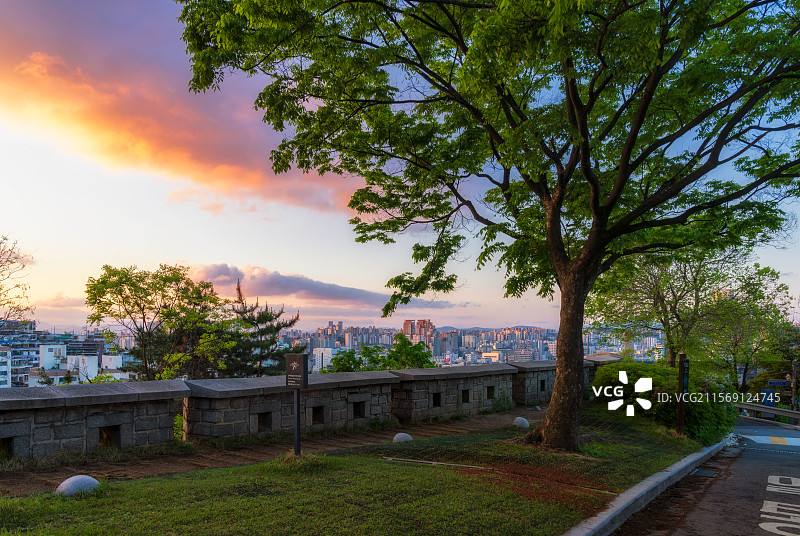 韩国首尔特别市，东大门区，骆山公园Naksan Park，旧城墙，城垣，春季，日出，朝霞，都市天际线图片素材