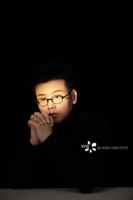 30岁 男青年 亚洲 人物 肖像 圆形眼镜 伦勃朗光 思考 高雅 艺术图片素材