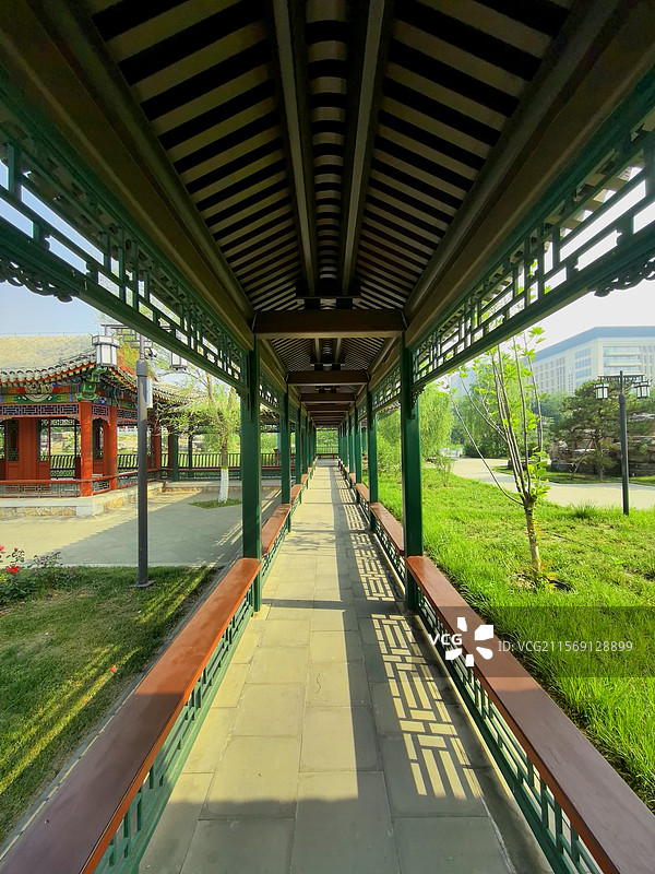 廊|桥清河鲤群游，亭台亭阁菏花稠玉瀑飞弦入神潭，蝶恋芳丛香染袖画舫犁波惊鹭鸥，云轨穿霄燕剪流图片素材