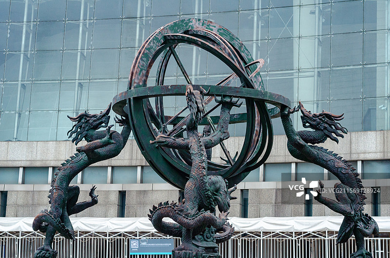 上海科技馆门前广场的浑天仪雕塑图片素材