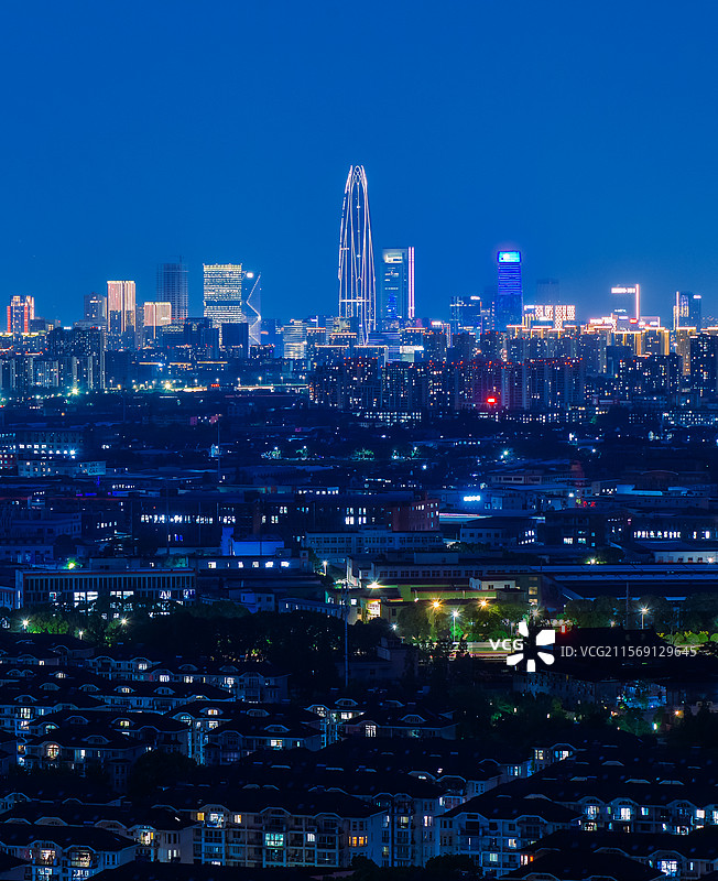 浙江省宁波市东部新城宁波中心大厦蓝调时刻夜景图片素材