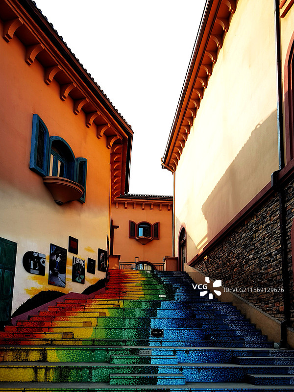 西安世园罗曼小镇风光系列欧式风情街彩巷阶梯.光影景观图片素材