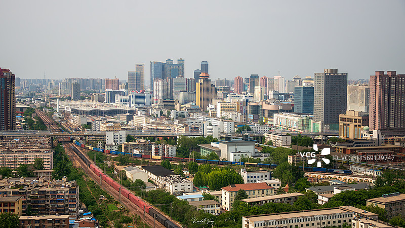 郑州火车站三车交汇图片素材