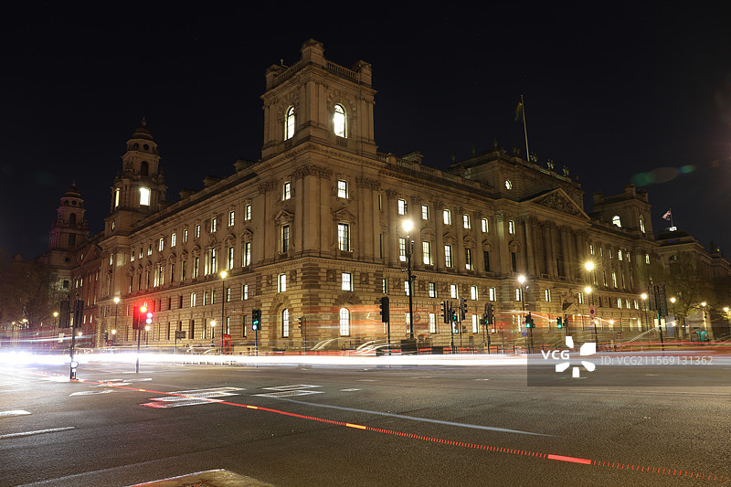 伦敦现代建筑夜景车流图片素材
