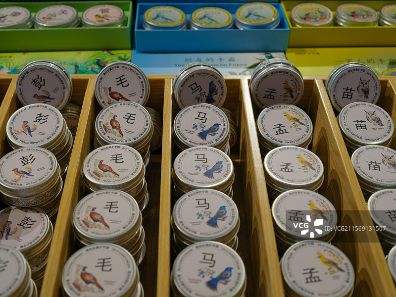 绍兴新昌县丝绸世界旅游区，国礼级丝绸，以非遗之名，铭刻情谊的厚重，始于1912，丝路未央。图片素材