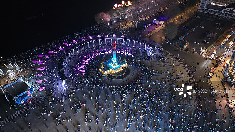 人满为患的防洪纪念塔图片素材