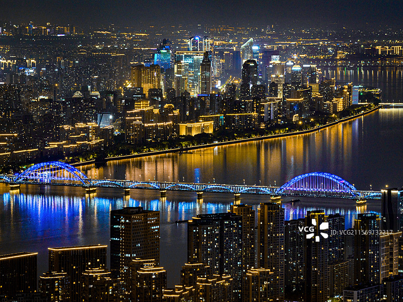 复兴大桥与杭州城区的霓虹灯图片素材