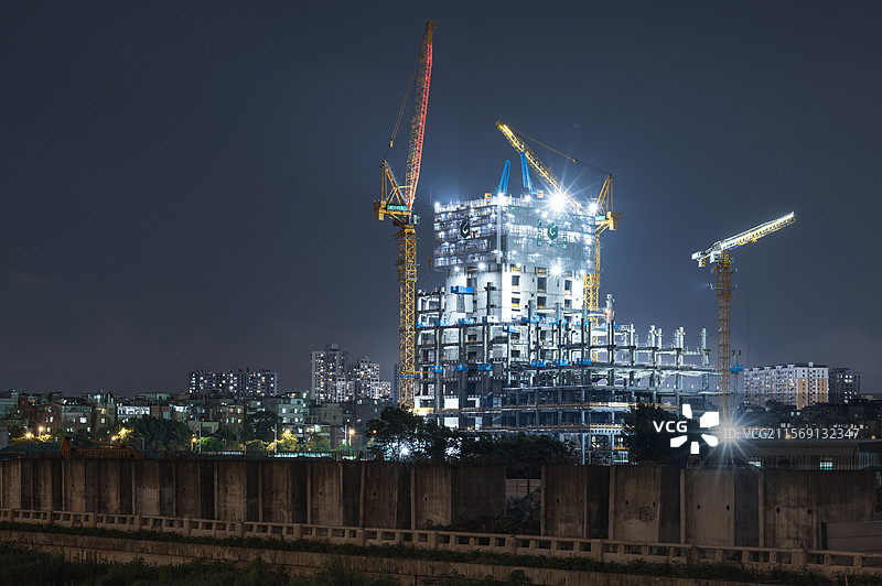 广州夜晚赶工的建筑工地图片素材