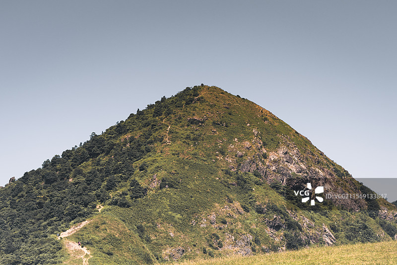 蓝天下的低角度山景-香港新界马鞍山-郊外风光-户外配图-郊外留白图片素材