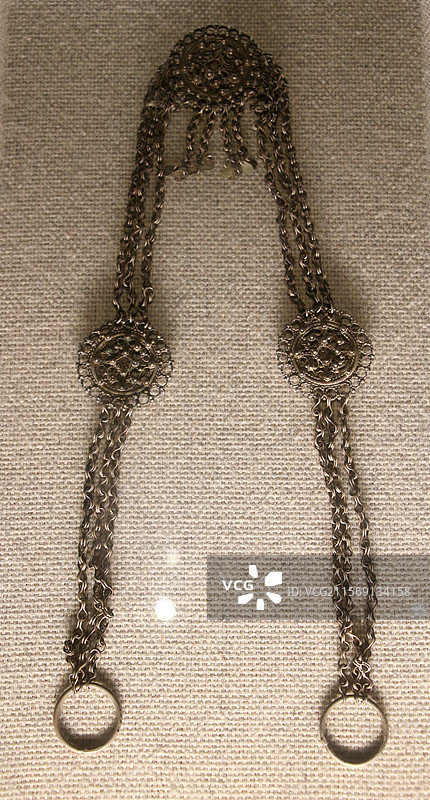 嘉道理少数民族工艺馆 —— 塔吉克族嵌宝鹰形银帽饰（20世纪下半叶）新疆塔什库尔干图片素材