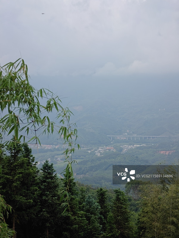 高山之上的畲族村落-华安县官畲村-七彩官畲图片素材