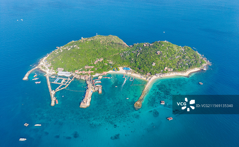 海南陵水分界洲岛高视角航拍治愈性唯美蔚蓝色玻璃海海岸线全景图片素材