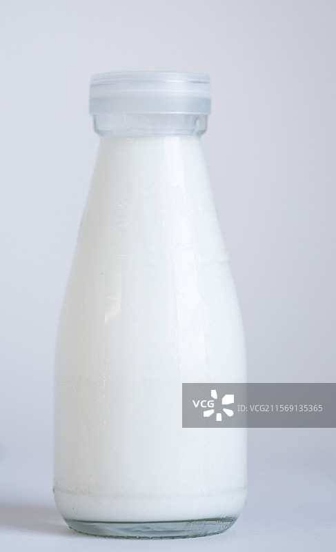 营养健康早餐玻璃瓶装牛奶图片素材