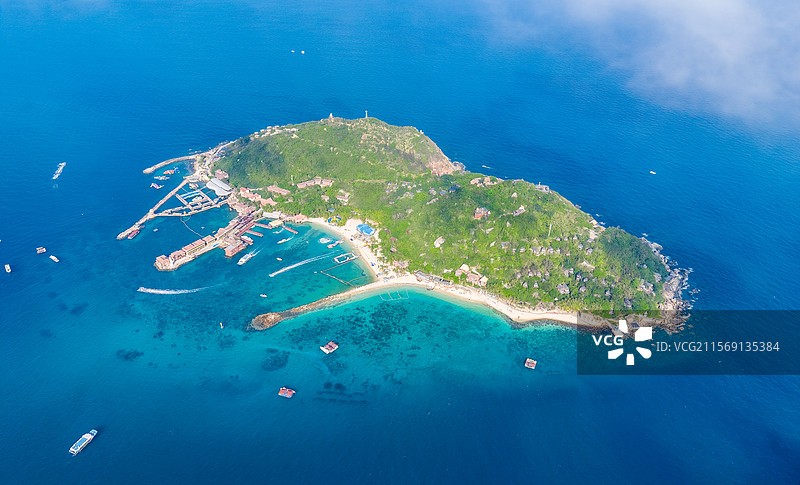 海南陵水分界洲岛高视角航拍治愈性唯美蔚蓝色玻璃海海岸线全景图片素材