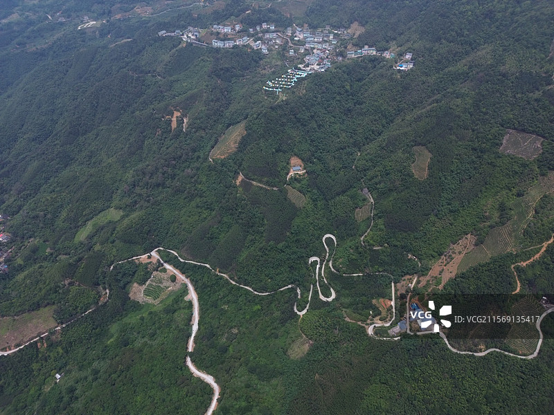 航拍高山中的畲族村落-华安官畲村-七彩官畲图片素材