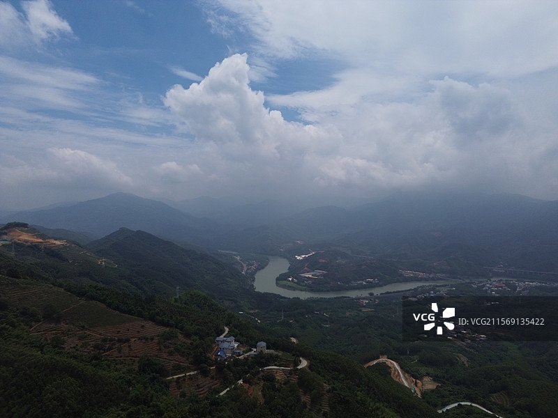 航拍高山中的畲族村落-华安官畲村-七彩官畲图片素材