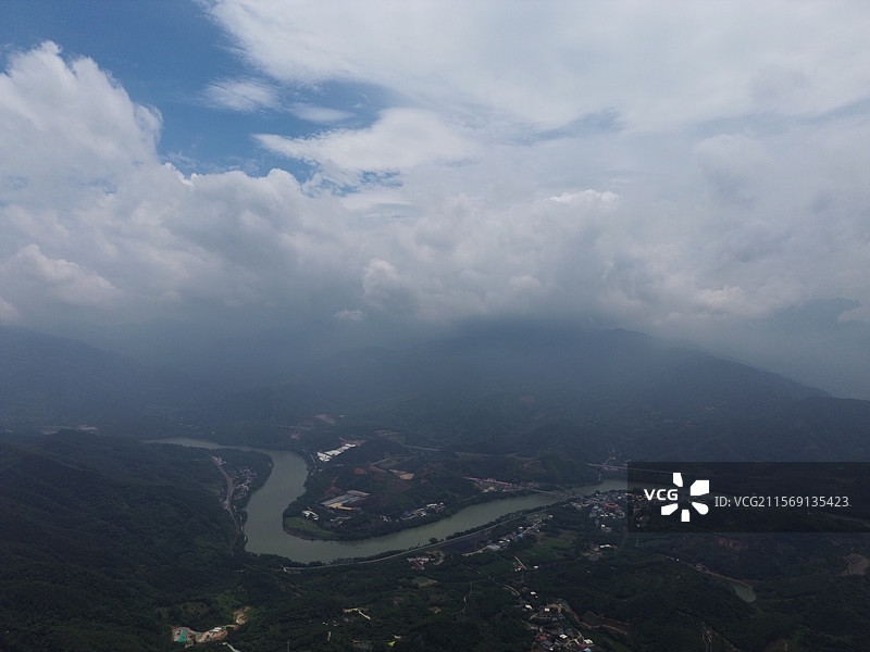 航拍高山中的畲族村落-华安官畲村-七彩官畲图片素材