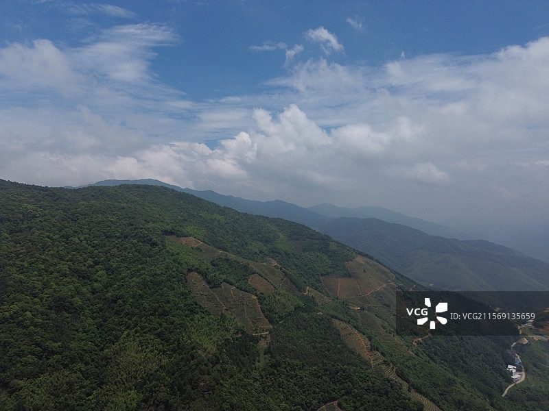 航拍高山中的畲族村落-华安官畲村-七彩官畲图片素材