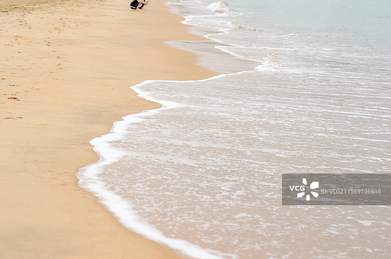 海边薄薄的细浪图片素材