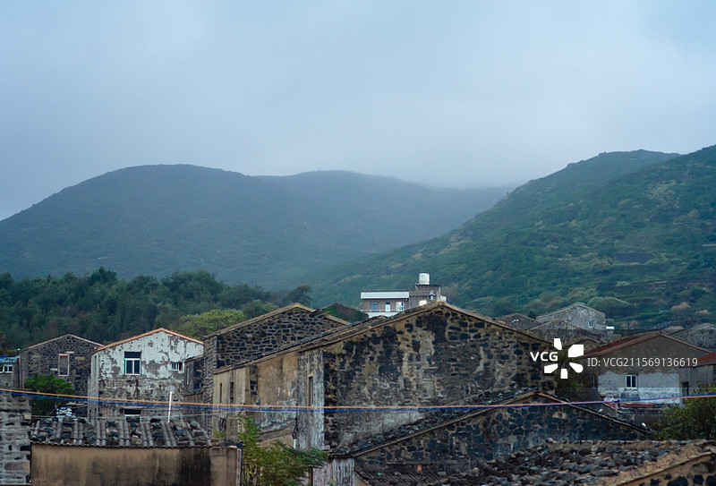 福建平潭岛雾气中的石厝古村图片素材