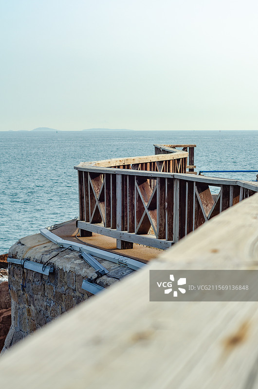 海岸上的木质栏杆图片素材