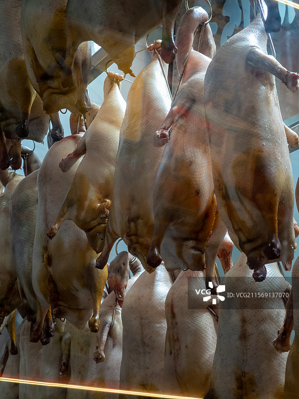 广式烧腊店里风干准备烤制的全鹅图片素材