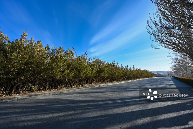蓝天下的敦煌莫高窟公路图片素材