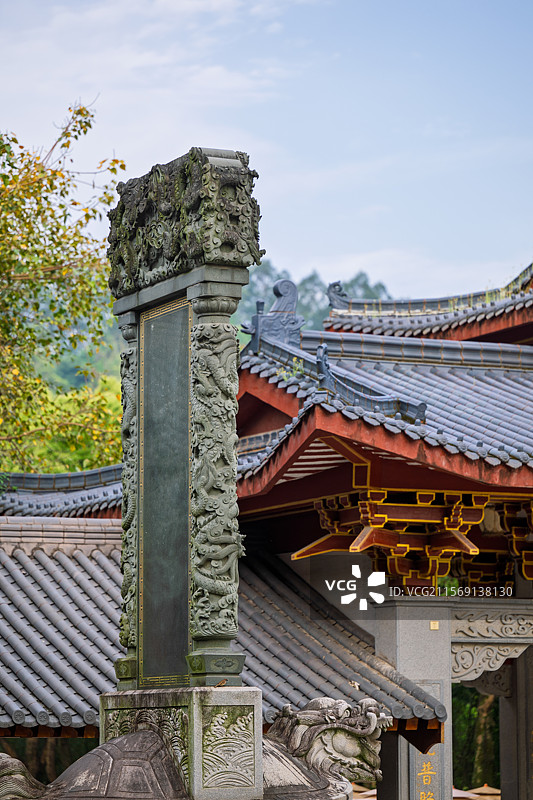 福州旗山万佛寺古寺石柱与飞檐图片素材