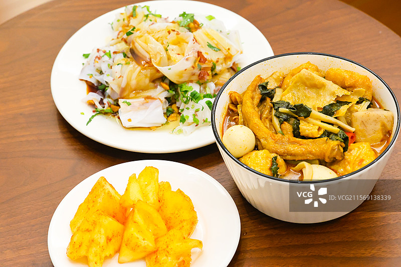 广西柳州特色美食田螺鸭脚煲图片素材