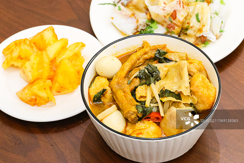 广西柳州特色美食田螺鸭脚煲图片素材