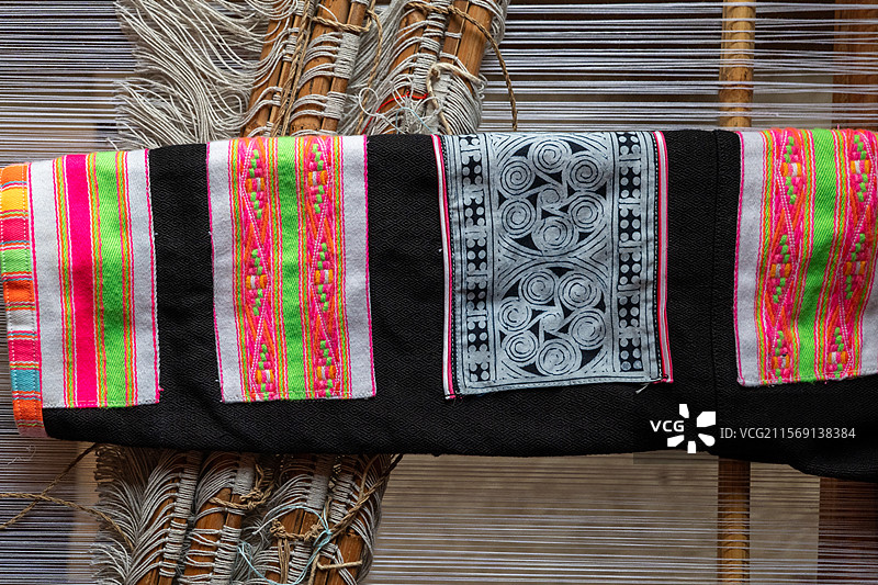 独具民族特色的布依族服饰-彩虹布依图片素材