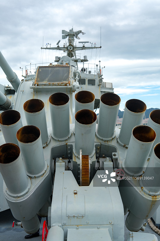 山东威海刘公岛码头-退役110导弹驱逐舰图片素材