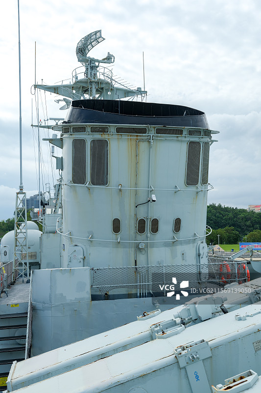 山东威海刘公岛码头-退役110导弹驱逐舰图片素材