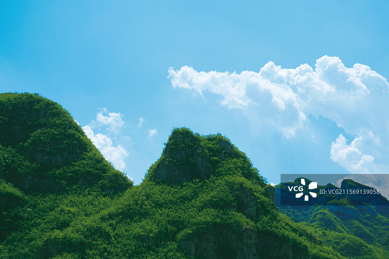 春天夏天。蓝天白云。天空。青山。绿色高山。高清风景。高清背景图图片素材