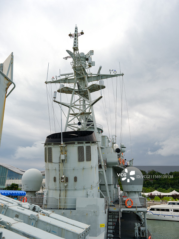 山东威海刘公岛码头-退役110导弹驱逐舰图片素材