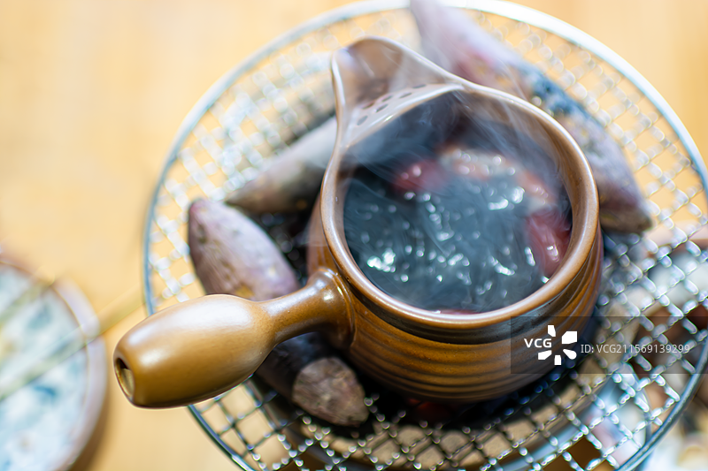 火炉上的砂壶图片素材