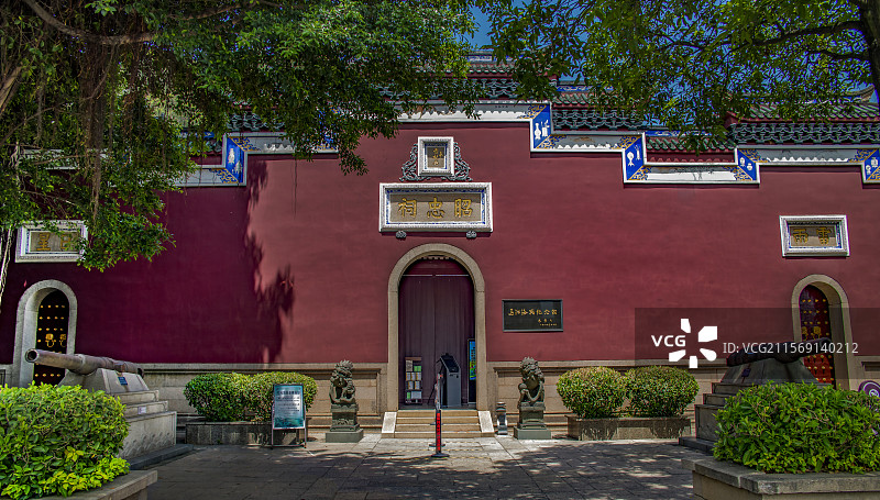蓝天下榕树后的福州马尾昭忠祠正大门的正面视图图片素材
