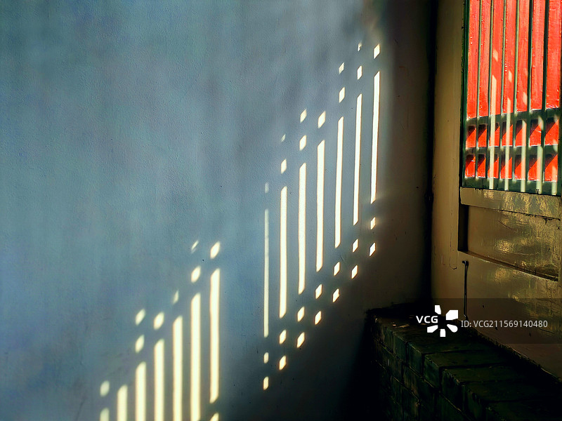 山西晋商博物馆中墙角与门之间的唯美光影图片素材