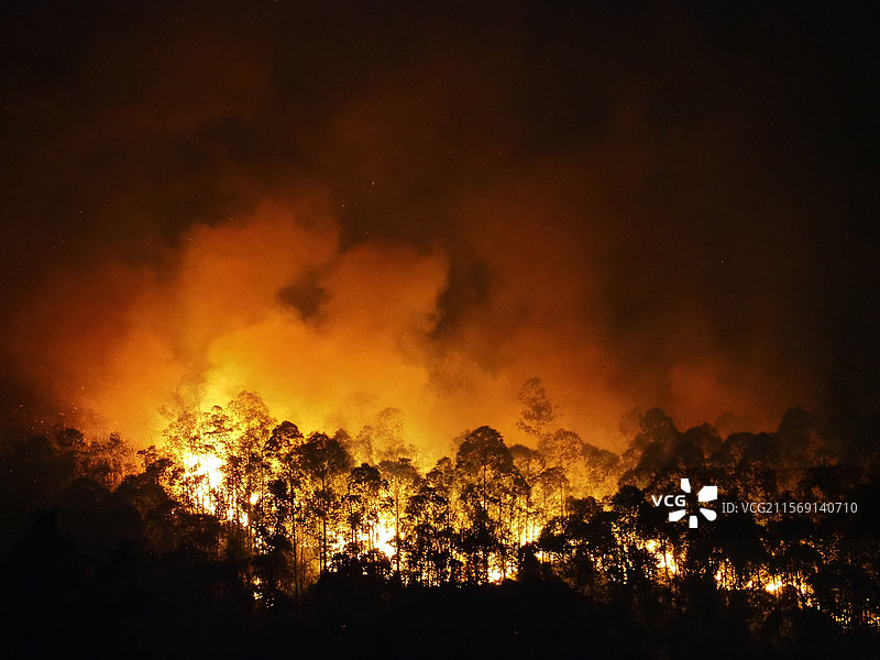 山林火灾黑夜图片素材