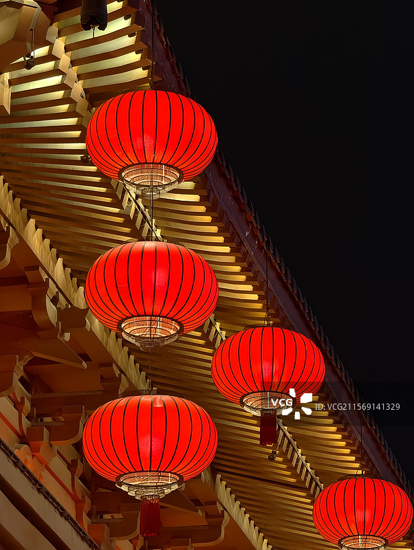 西安大唐不夜城 古建筑与红灯笼图片素材